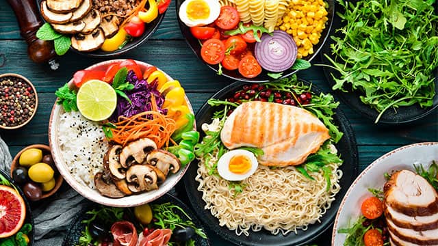 Στιγμιότυπο οθόνης ενός βίντεο που δείχνει διάφορα είδη φαγητού