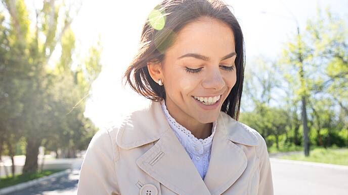 Μια νεαρή γυναίκα που χαμογελά έξω